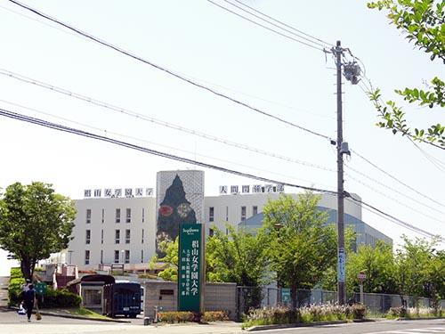 道路から望む椙山女学園大学の校舎の写真
