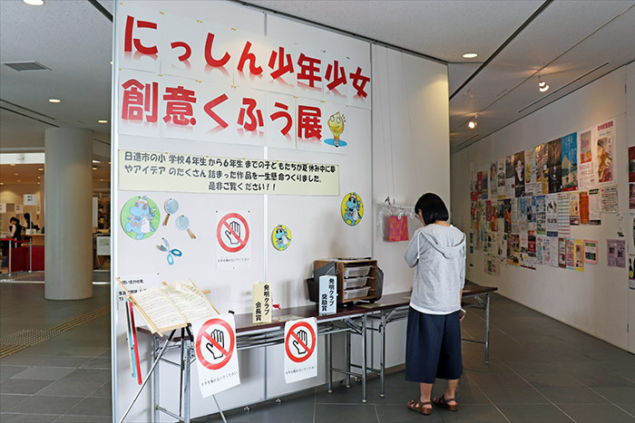 図書館エントランスで作品を展示しています