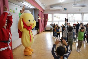 鉛筆のように「伸び」のポーズ