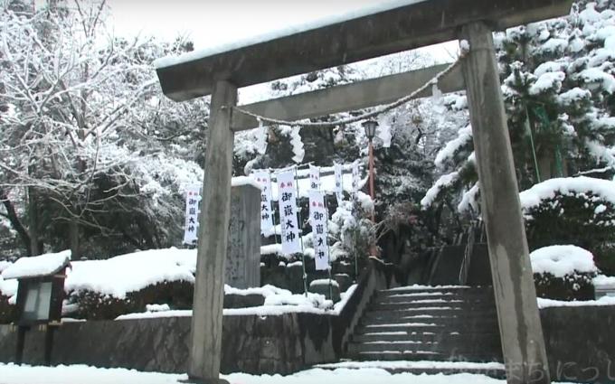 雪景色の御嶽社の鳥居の写真