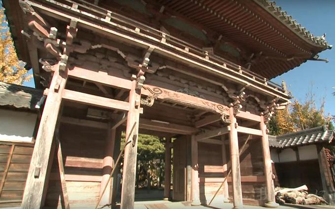 木造建築の妙仙寺山門の写真