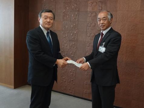 五十里委員長から青山副市長へ答申書が渡されたときの写真