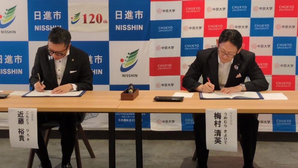 20260708_協定書へサインをする近藤市長（写真左）と梅村学長（写真右）