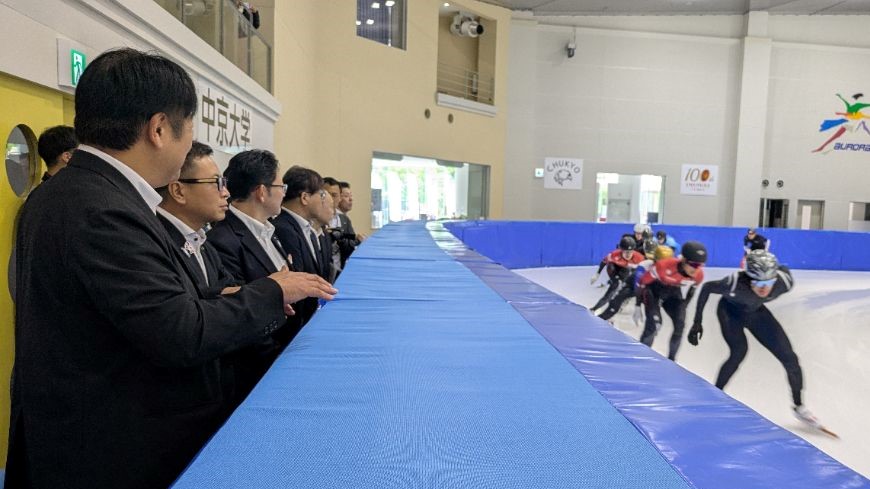 20260708_大学内を見学する近藤市長