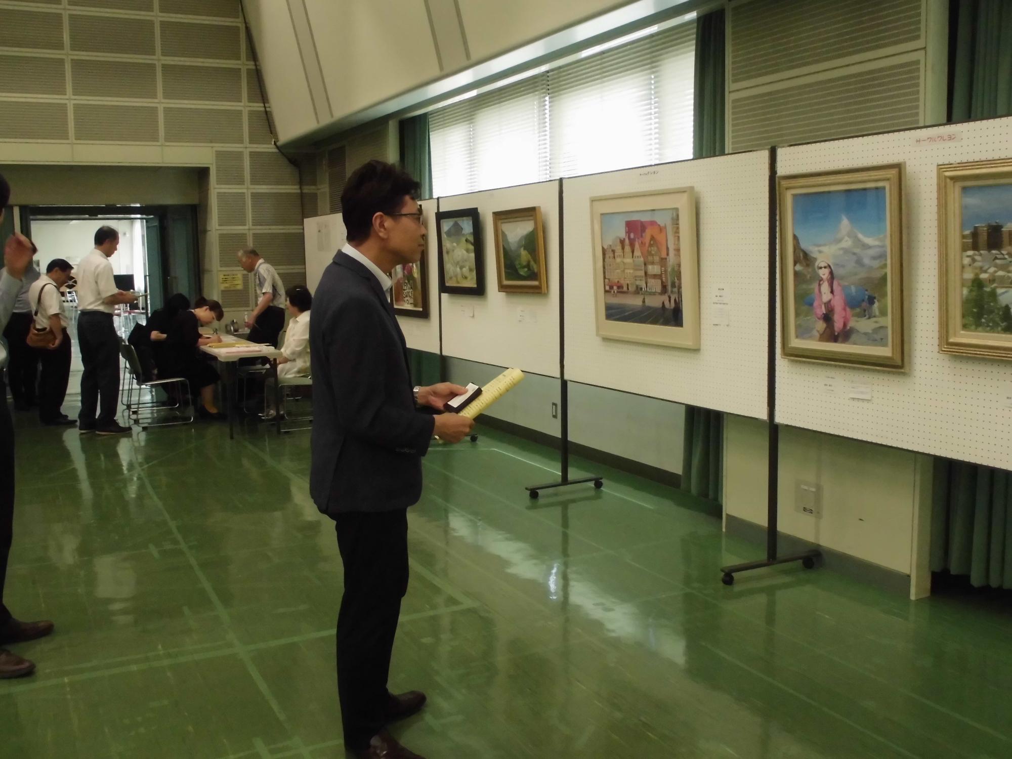 美術連盟展で絵を鑑賞する近藤市長