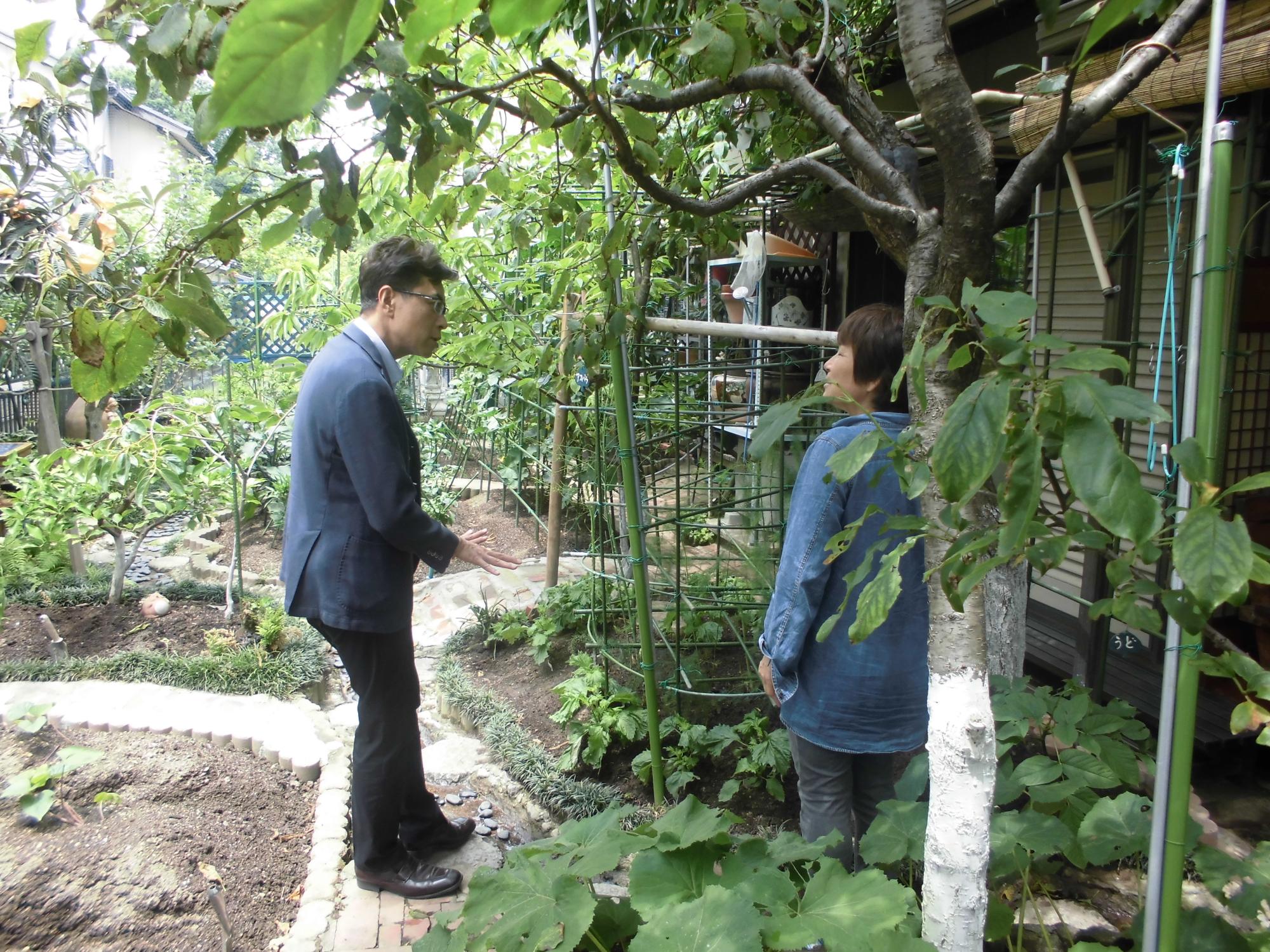 オープンガーデンで福島邸を訪問した近藤市長