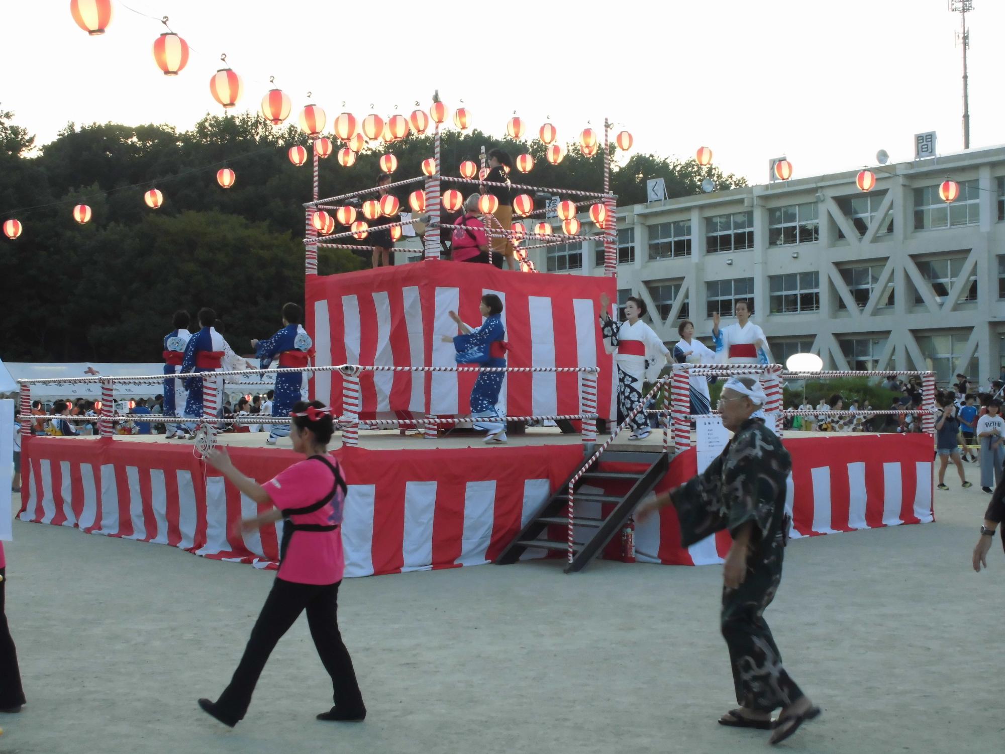 米野木区夏祭りでやぐらを囲んで踊る皆さん