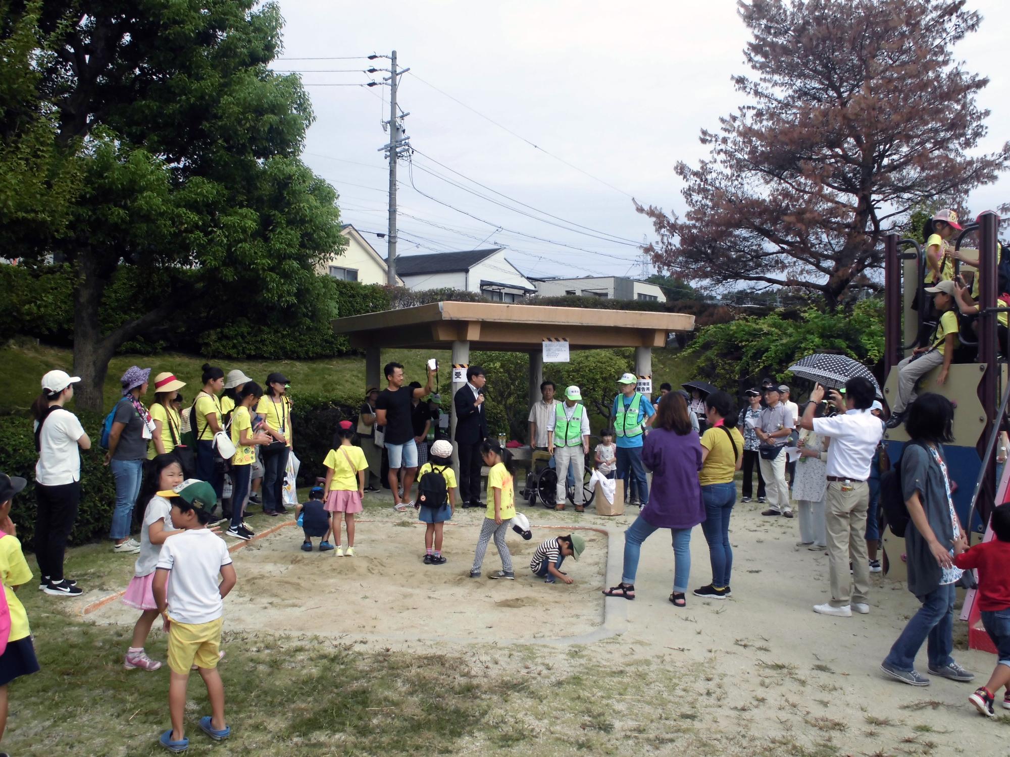 梅森台ウォークラリーであいさつする近藤市長