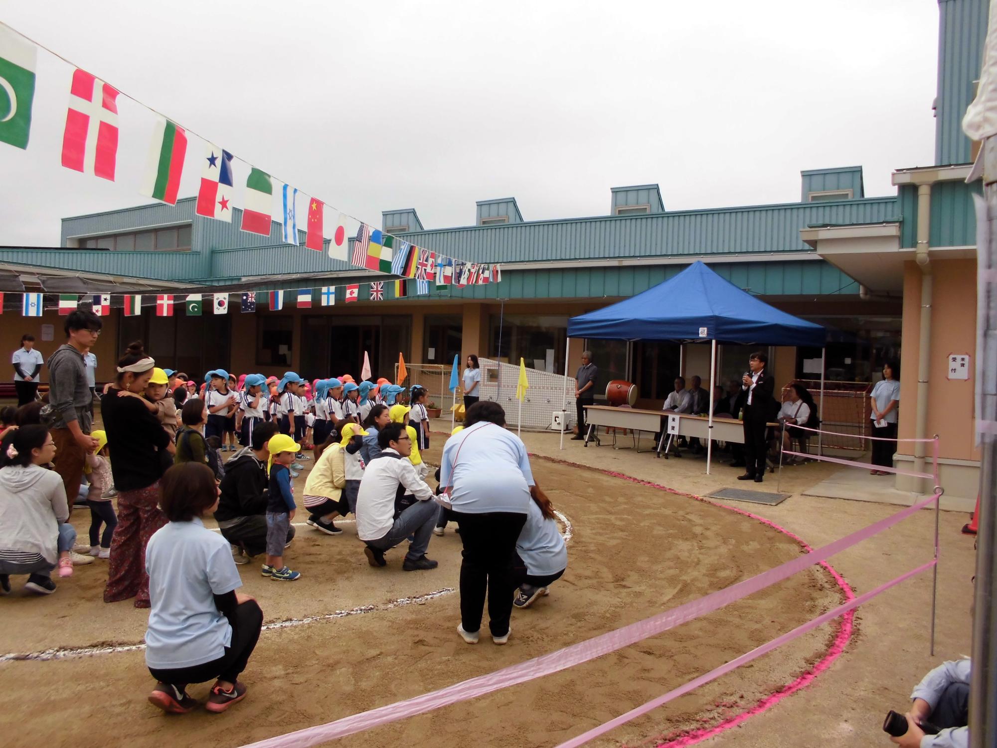 あかいけ屋下保育園運動会であいさつする近藤市長