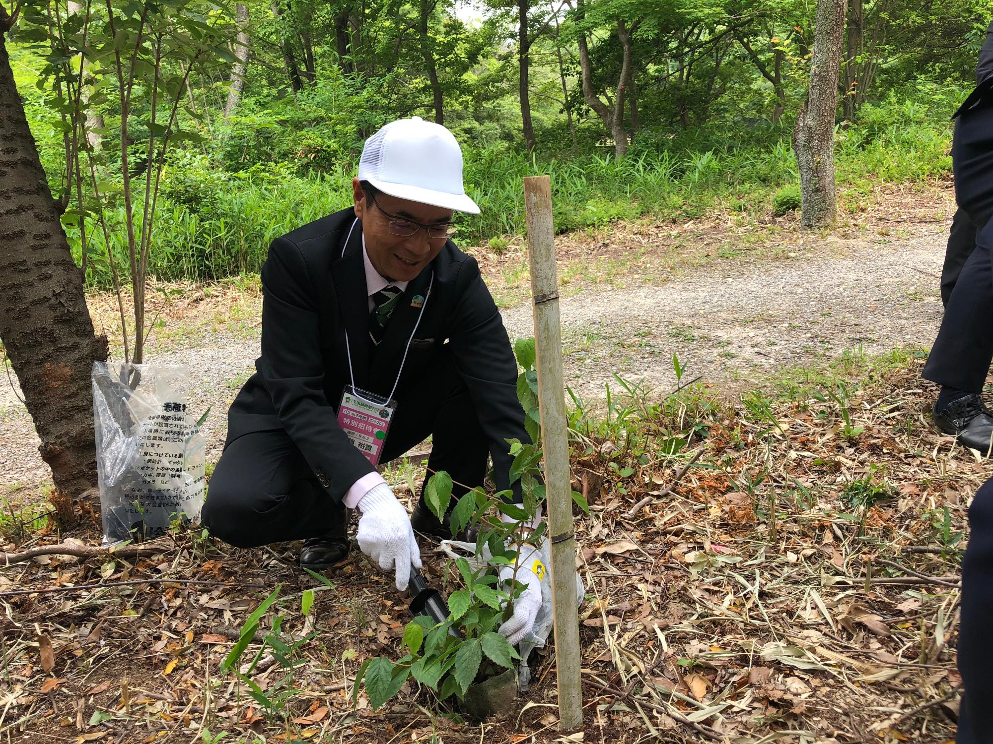 植樹行事をする近藤市長