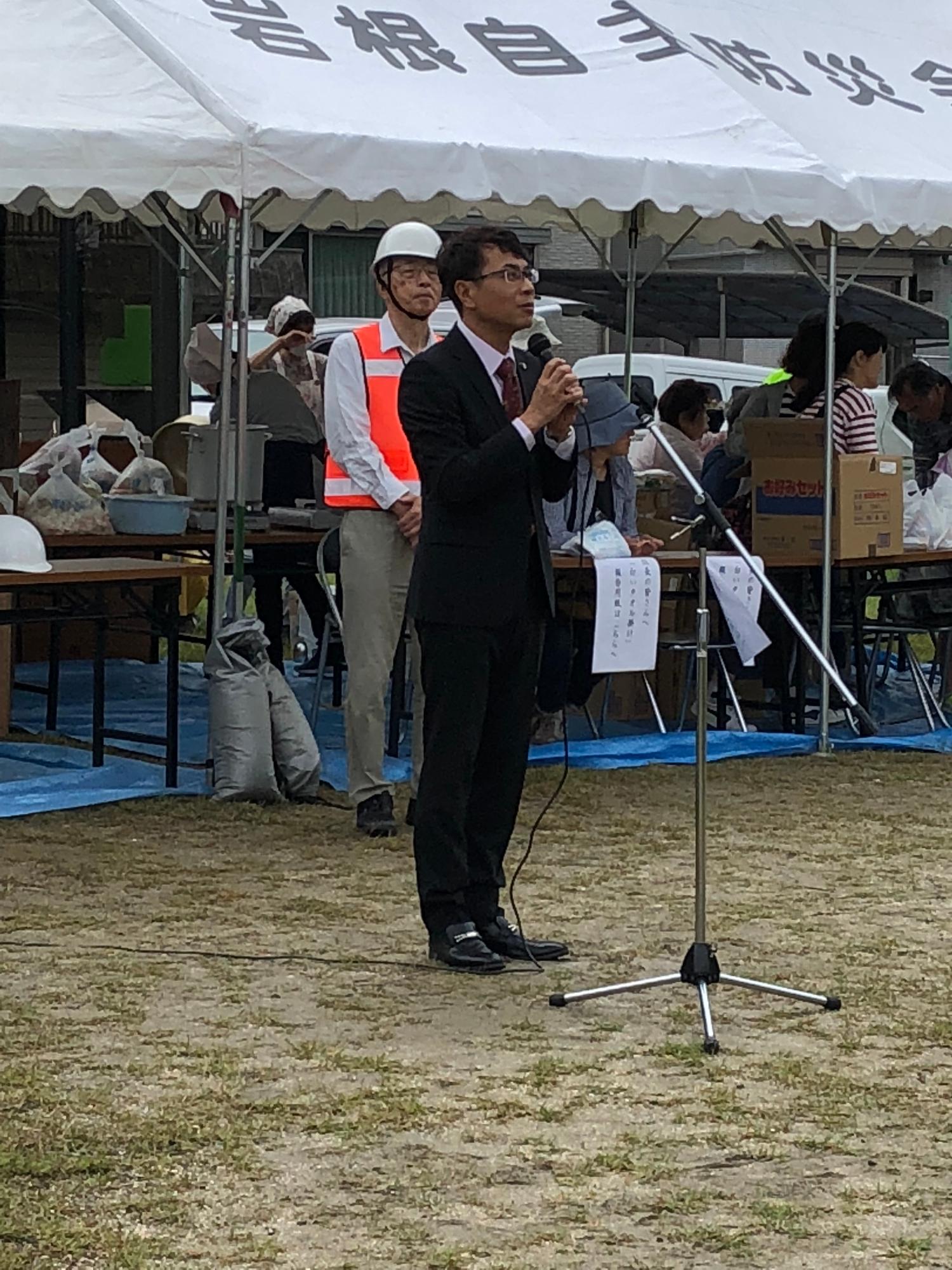 岩根自主防災会の防災訓練であいさつする近藤市長