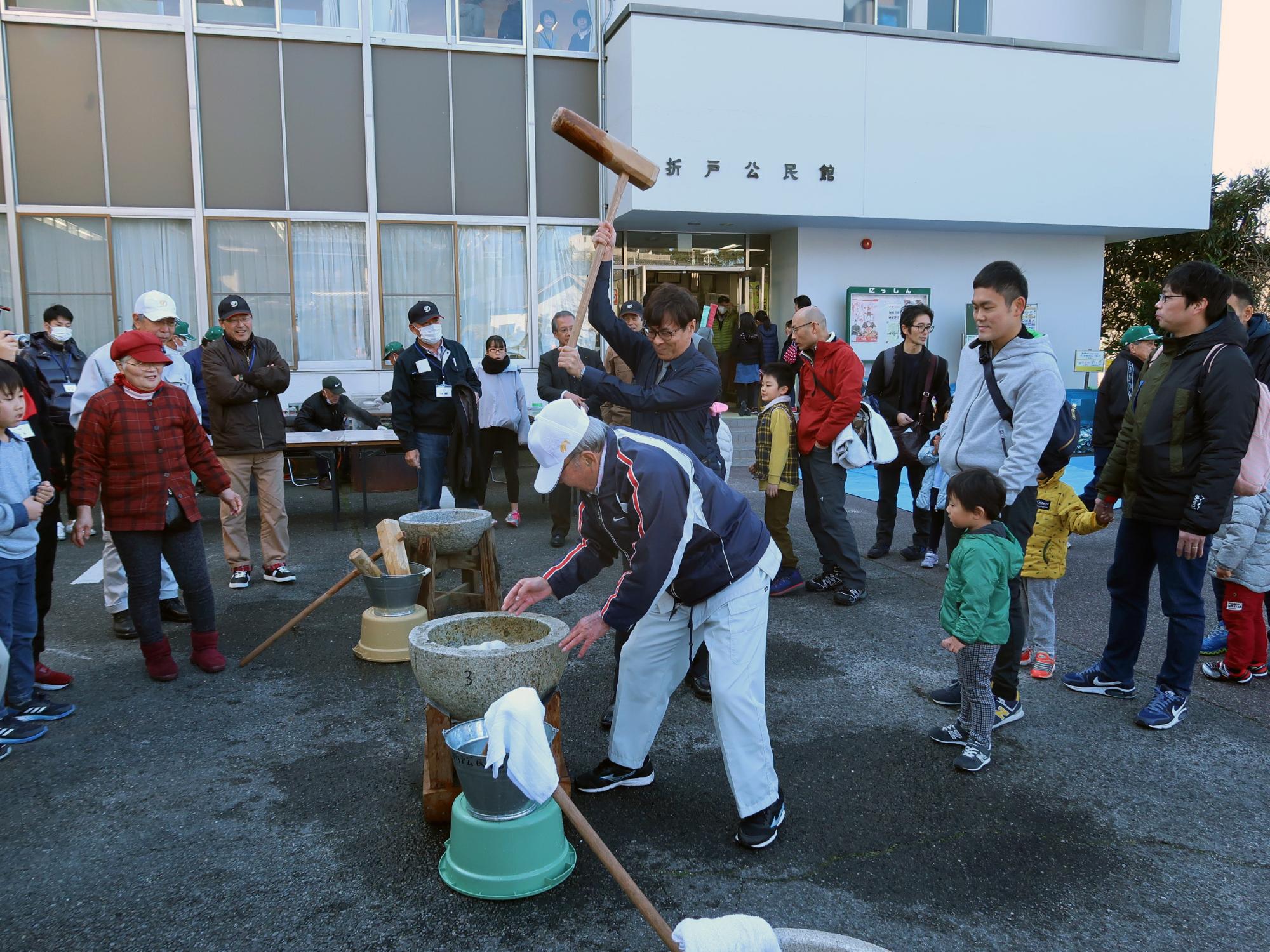 折戸餅つき大会で餅つきをする近藤市長