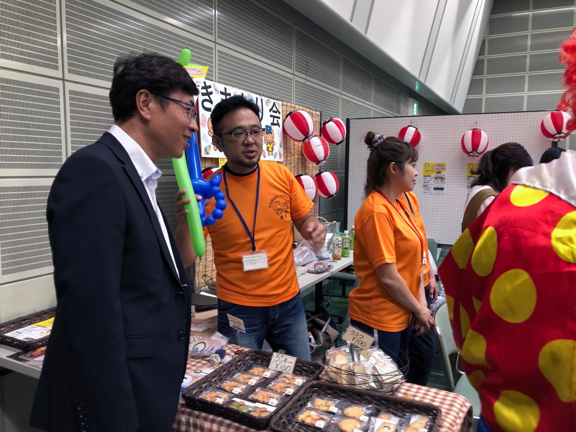 チャレンジド夏祭りに参加している近藤市長