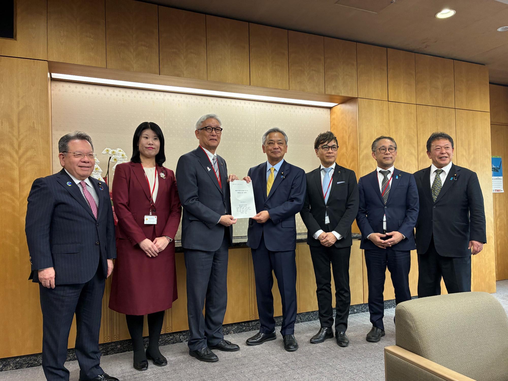 20260318_高橋総務副大臣へ要望書を手交する普通交付税不交付団体の市長ら