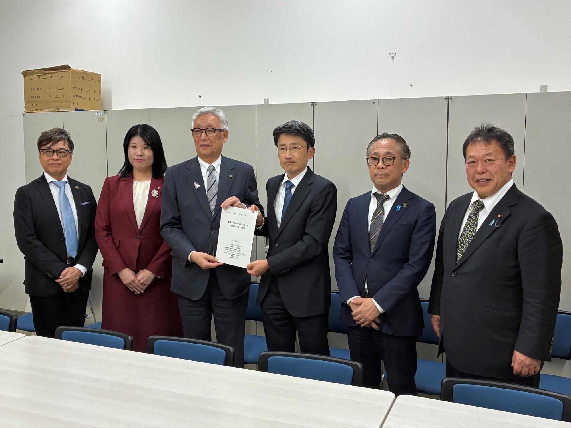 20260318_吉沢財務省主計局次長へ要望書を手交する普通交付税不交付団体の市長ら