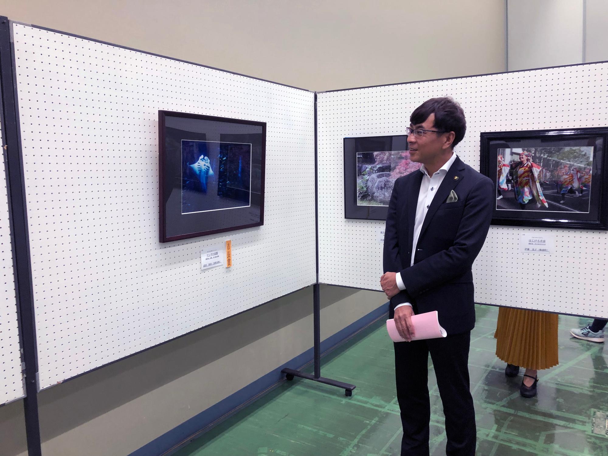 日進展の作品を見る近藤市長