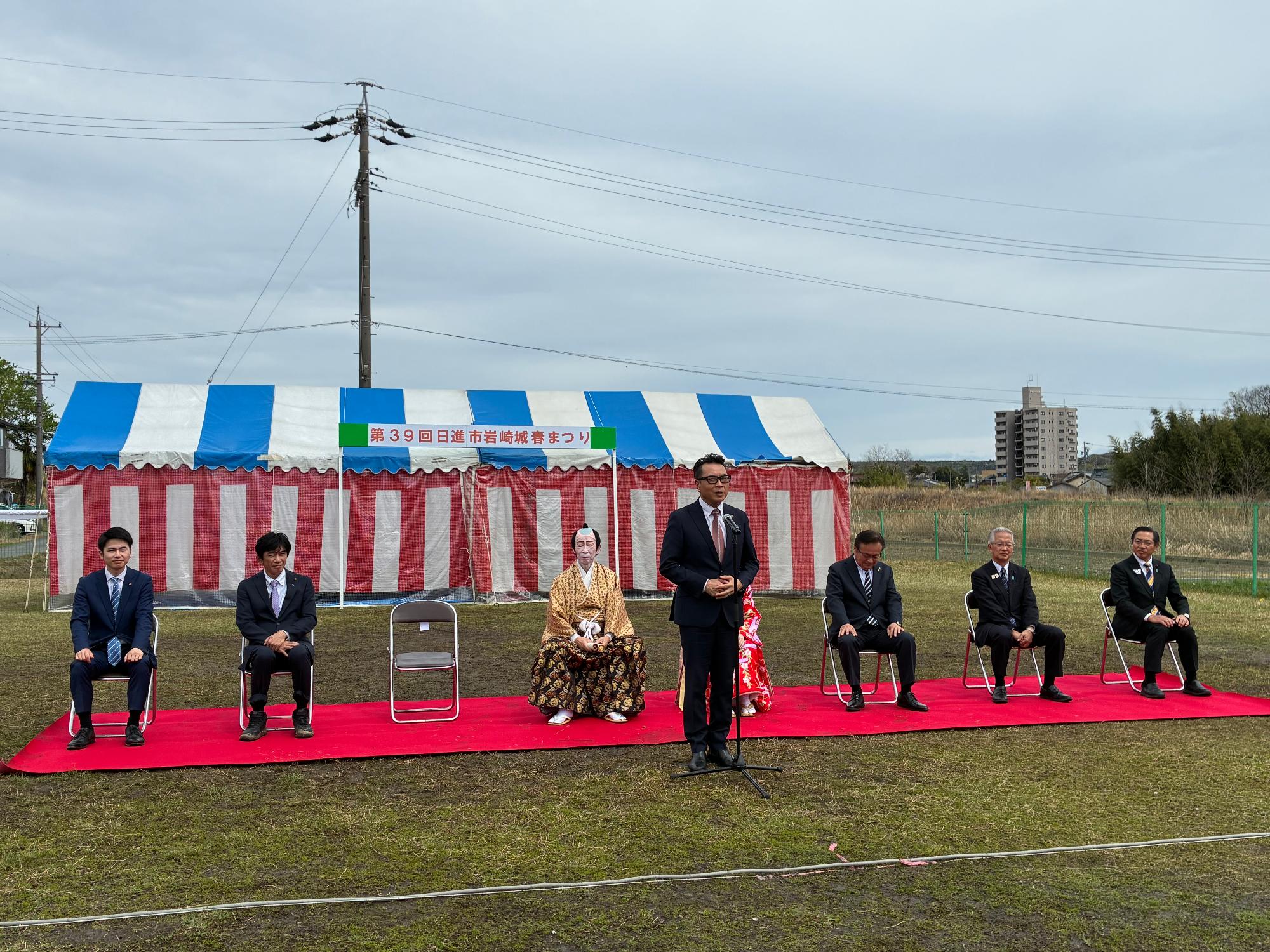 20260405_岩崎川会場で挨拶をする近藤市長