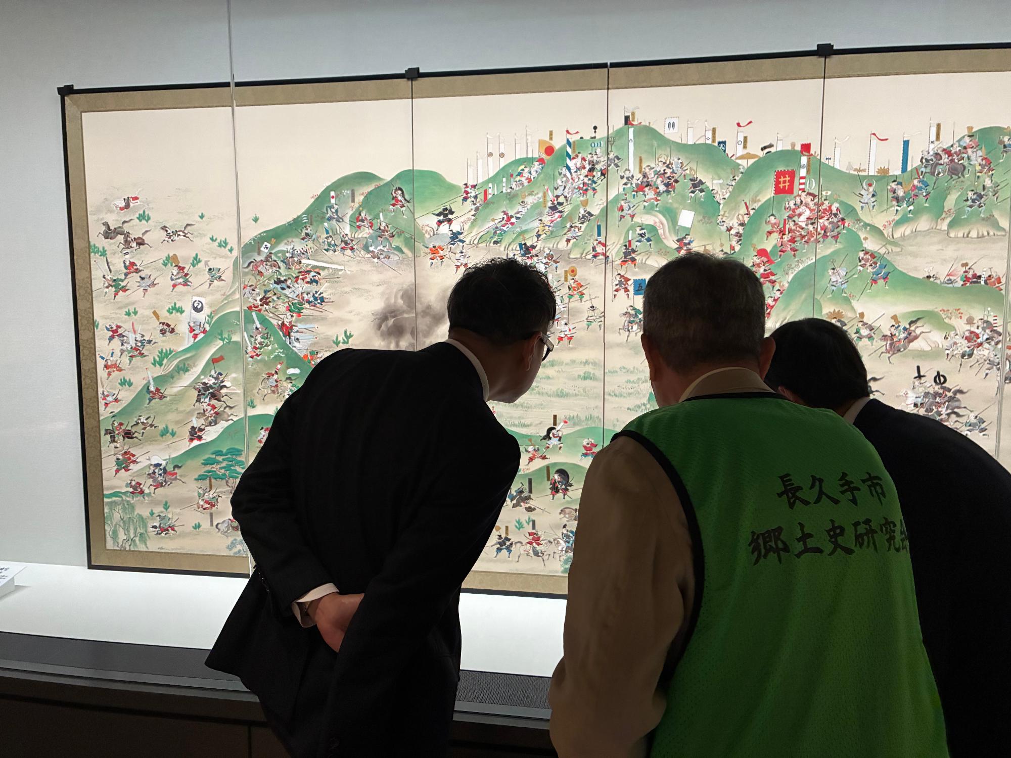 20260422_展示物の説明を受ける近藤市長