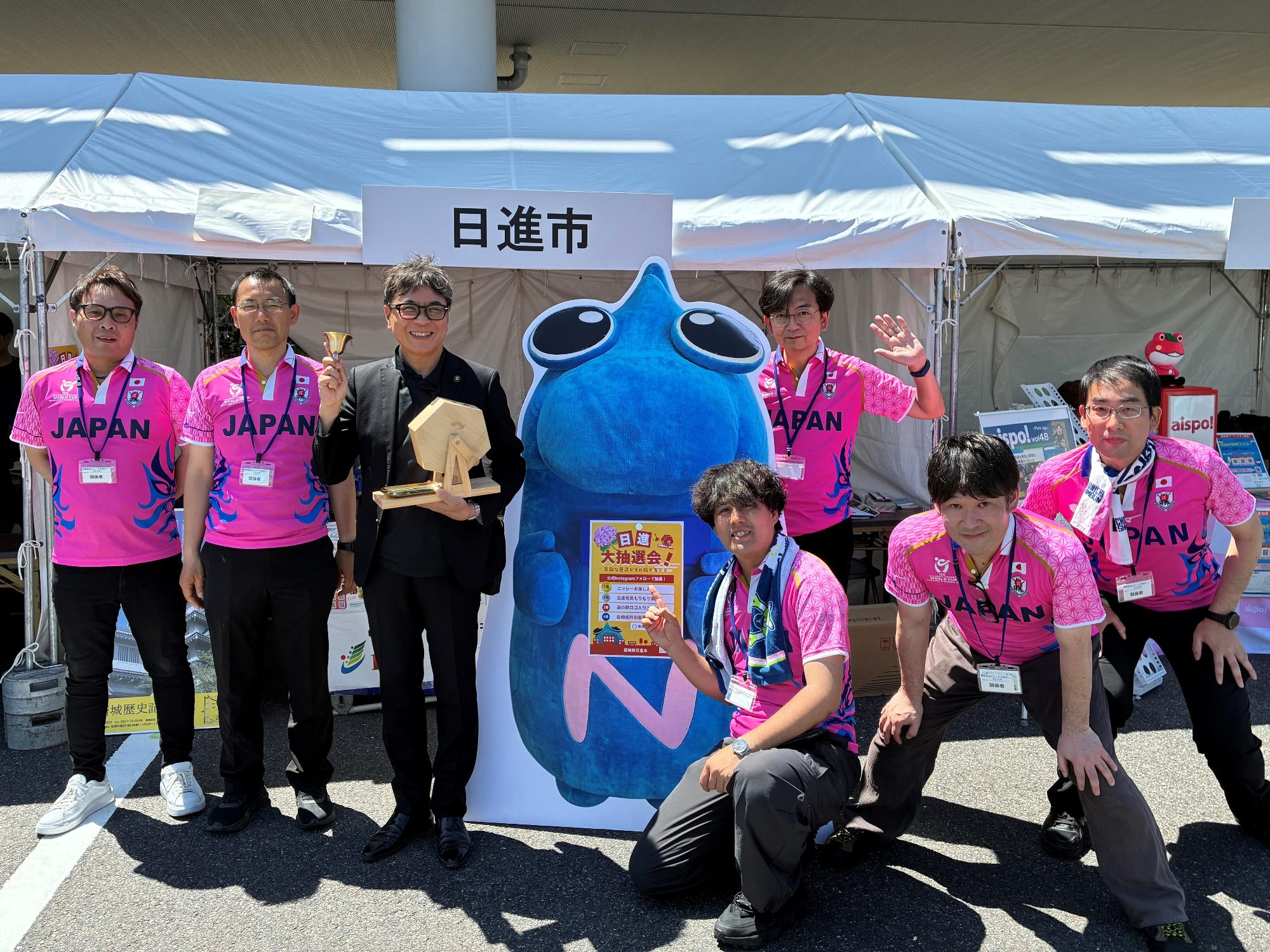 20260517_日進市ブースの前で近藤市長とスタッフら