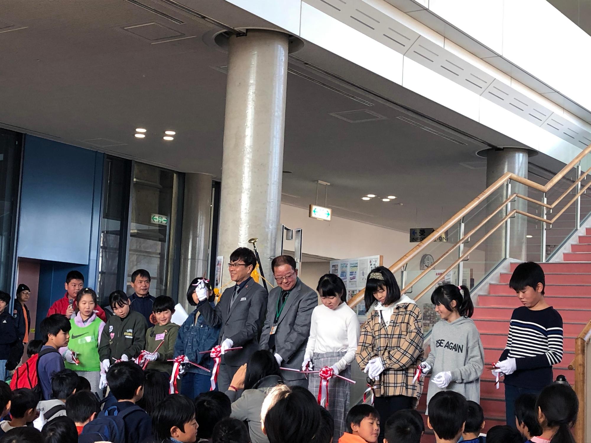 子ども会大会でテープカットをする近藤市長