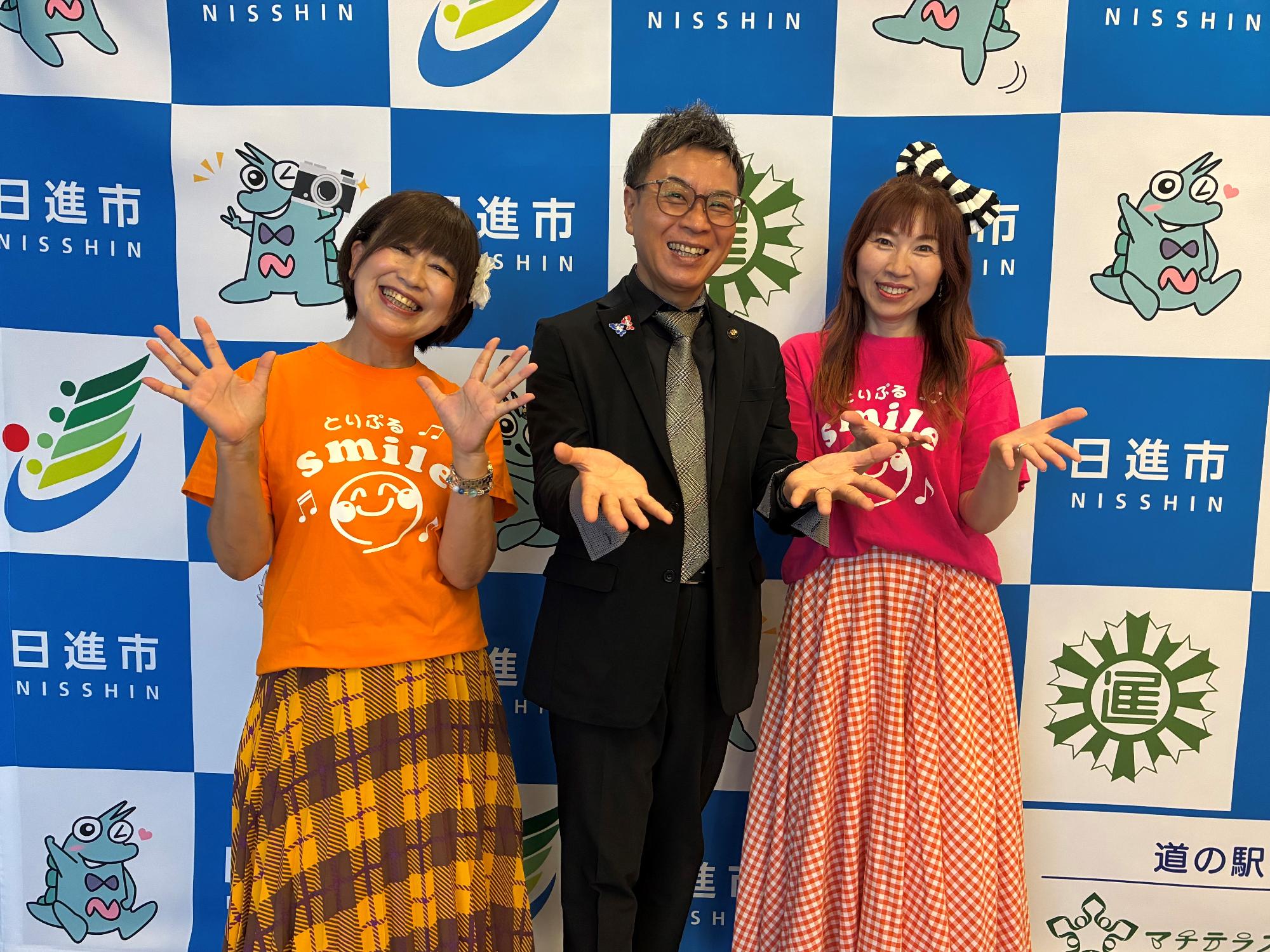 写真左からてるみーさん、近藤市長、えいみーさん