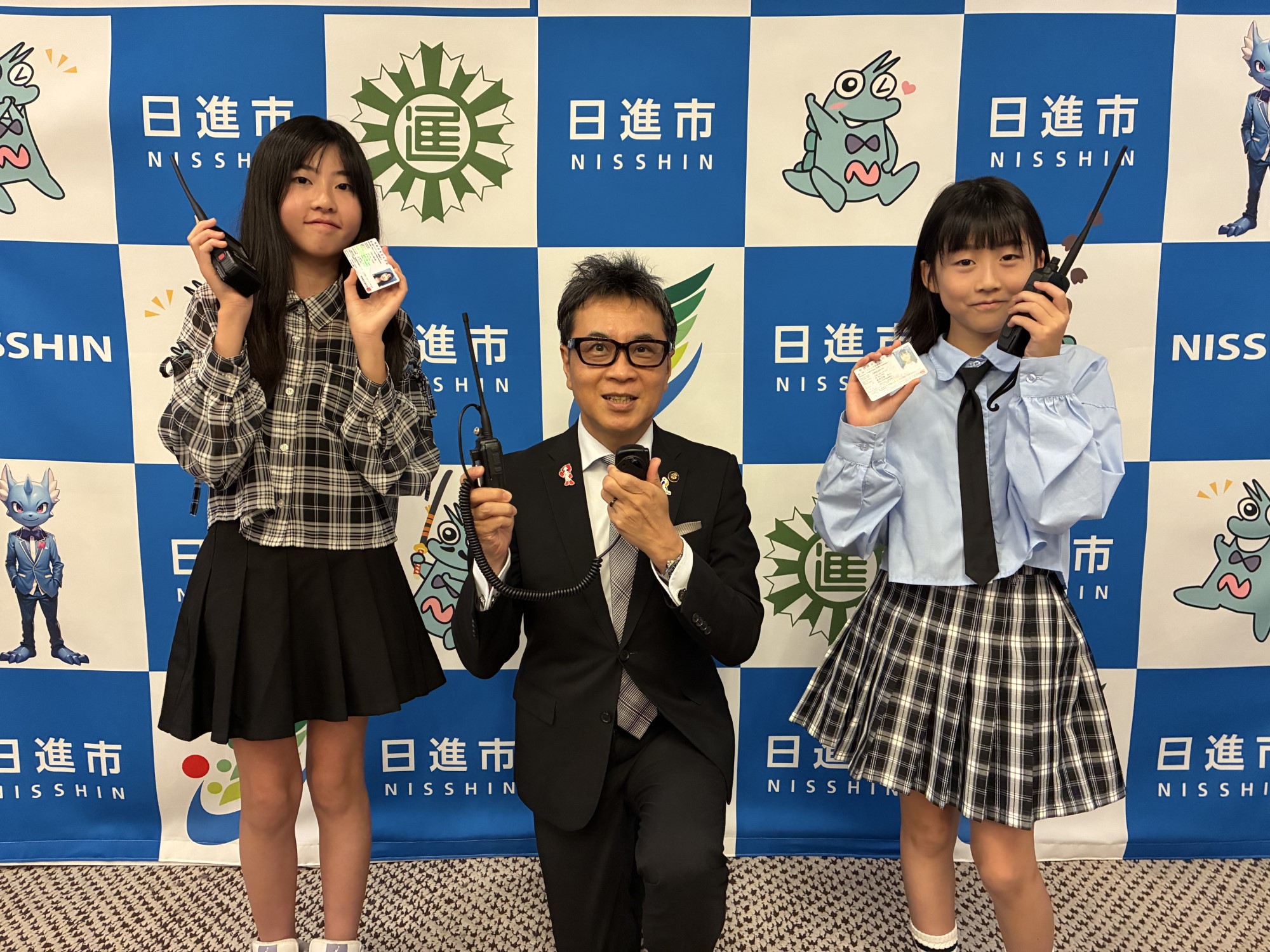 写真左から勅使河原那夏さん、近藤市長、勅使河原希心さん