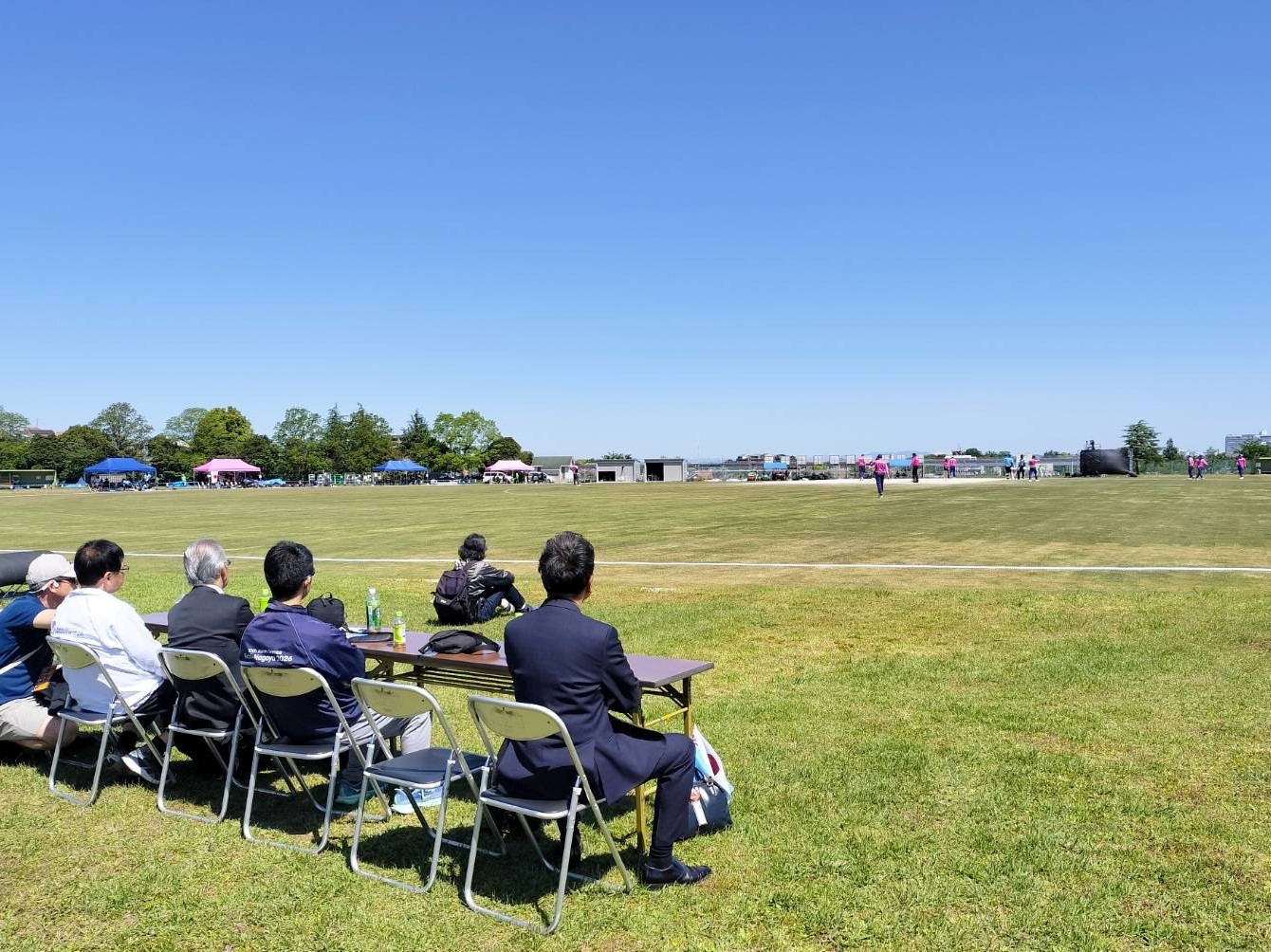 20260510_日本対フィジー戦を観戦する近藤市長（写真右）