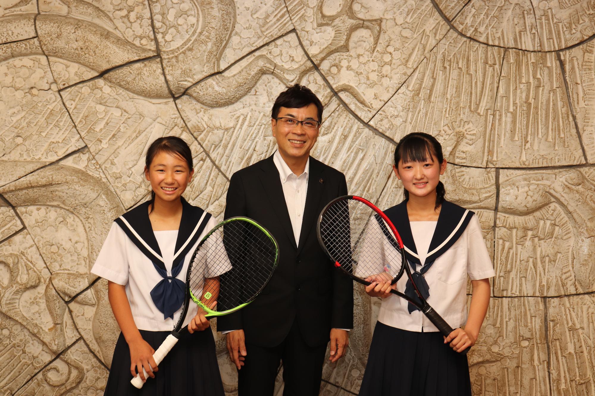 全国中学校テニス選手権大会に出場する日進中学校の2選手と記念撮影する近藤市長