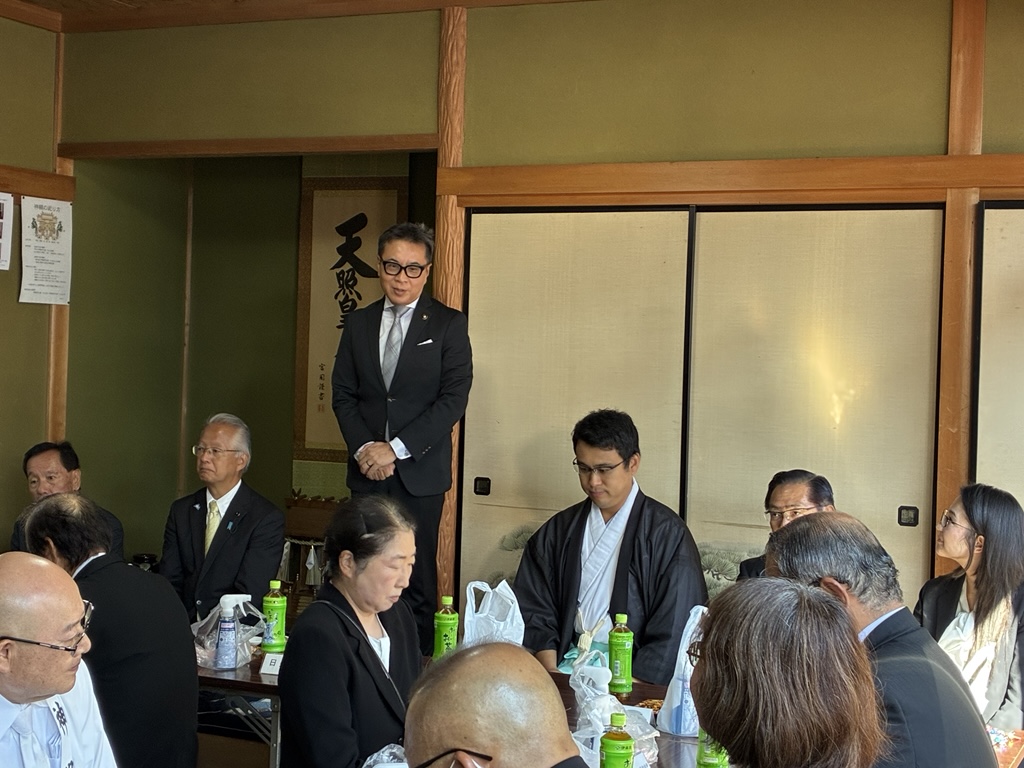 秋祭りで挨拶をする近藤市長