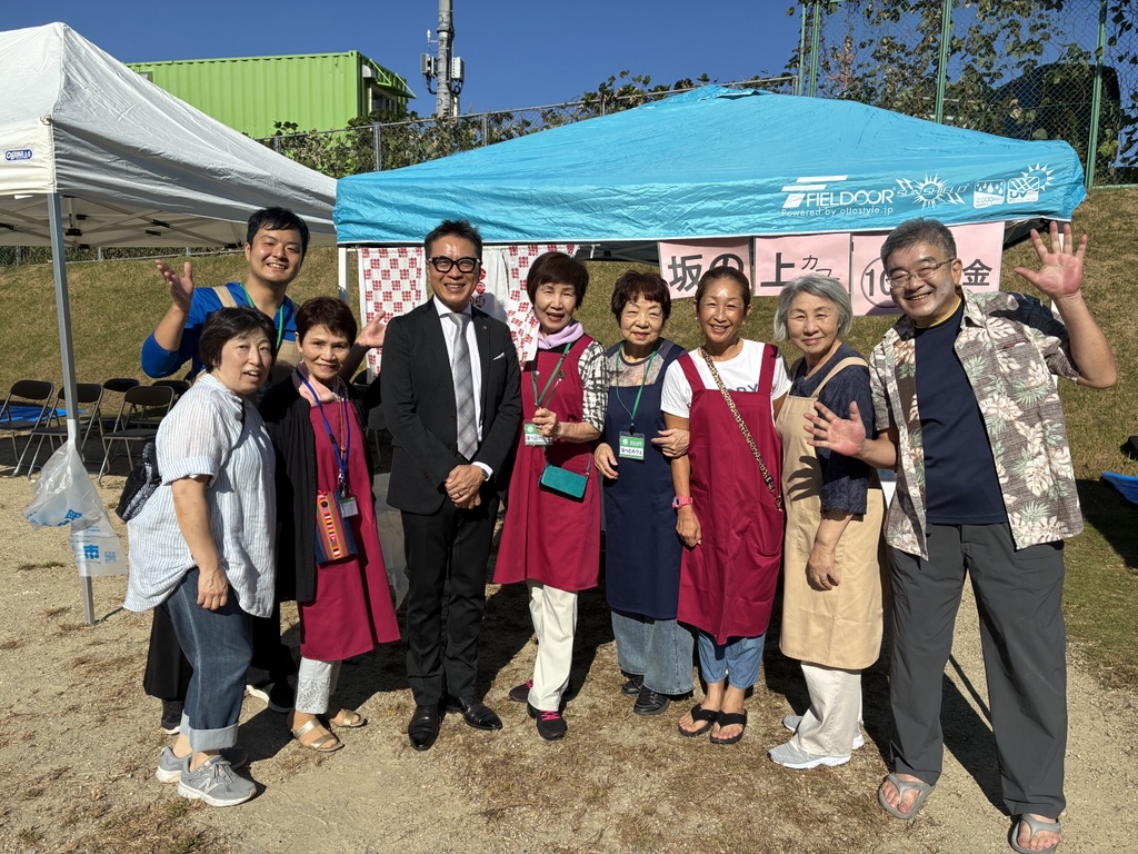 祭りの会場の皆さんと近藤市長