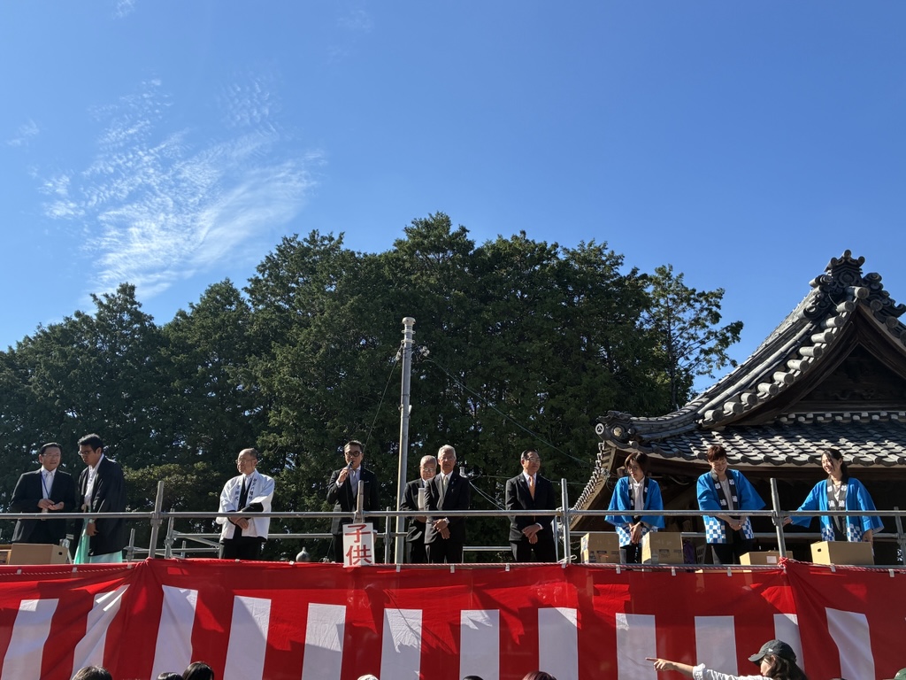 秋季大祭で挨拶をする近藤市長