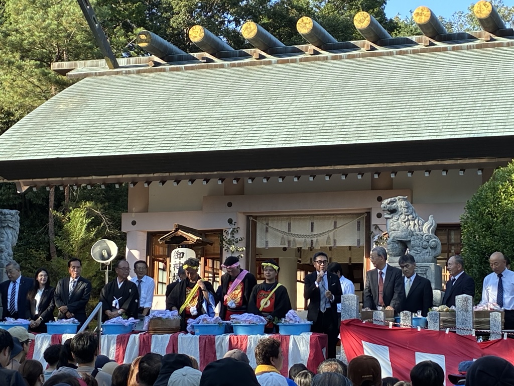 秋季大祭で挨拶をする近藤市長