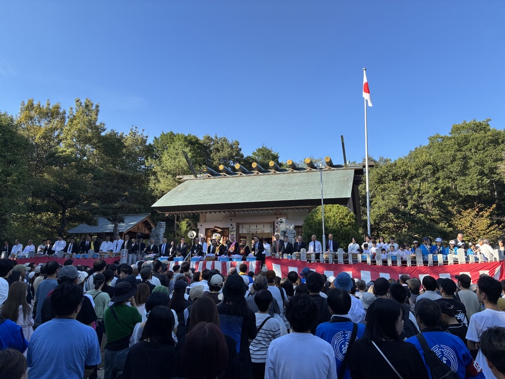 餅投げの様子