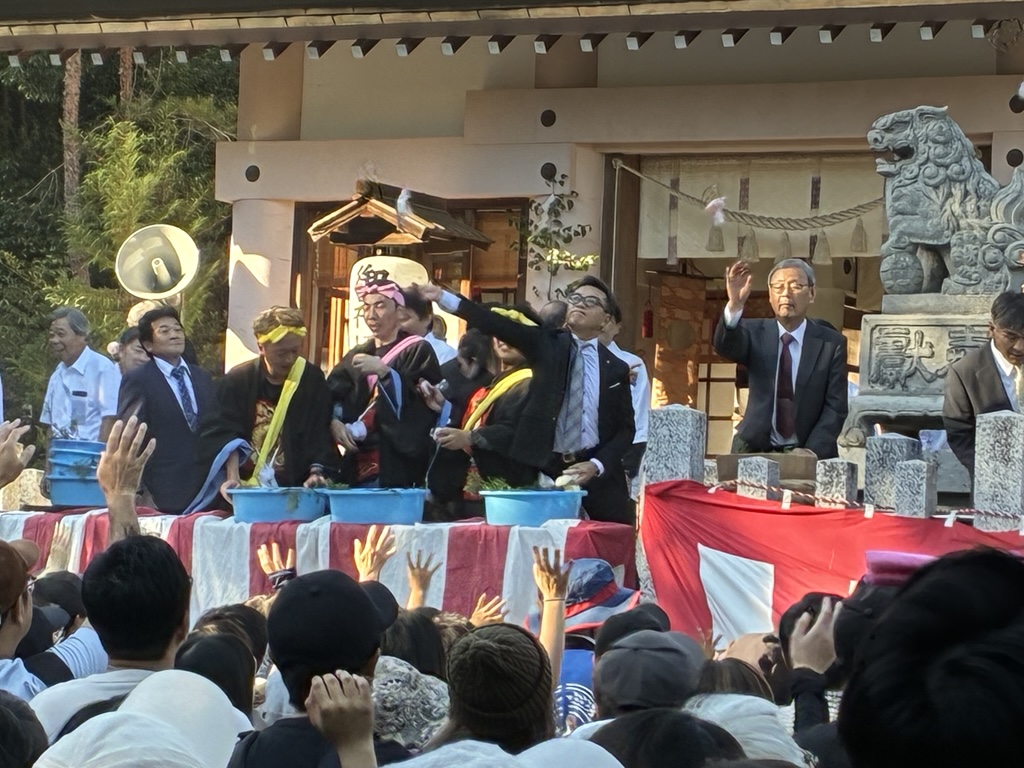 餅投げをする近藤市長