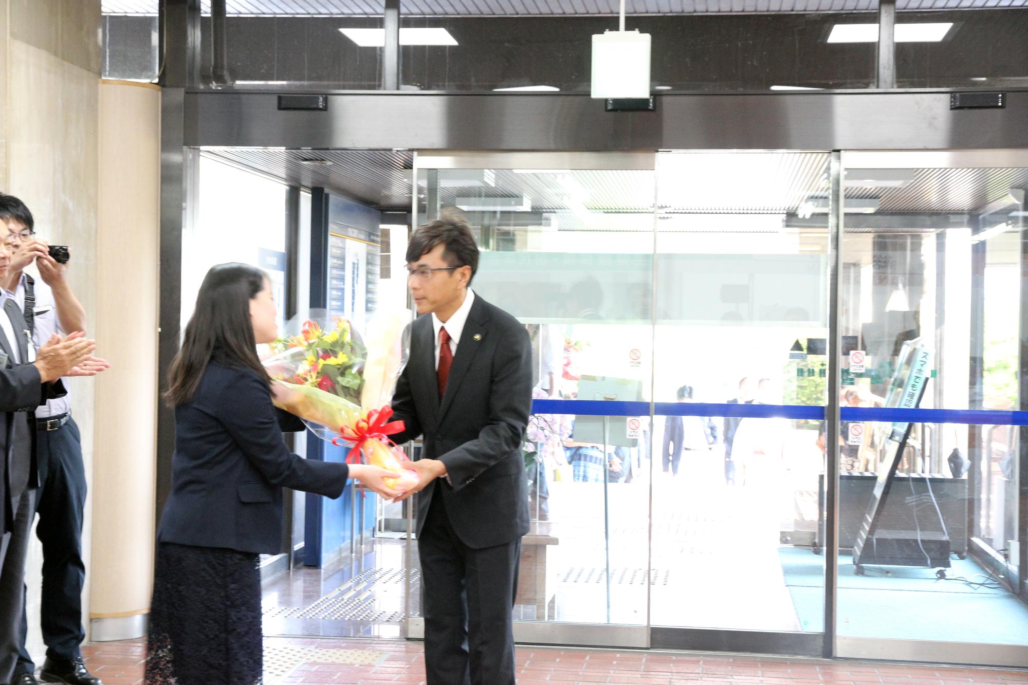 職員から花束を受け取る近藤市長