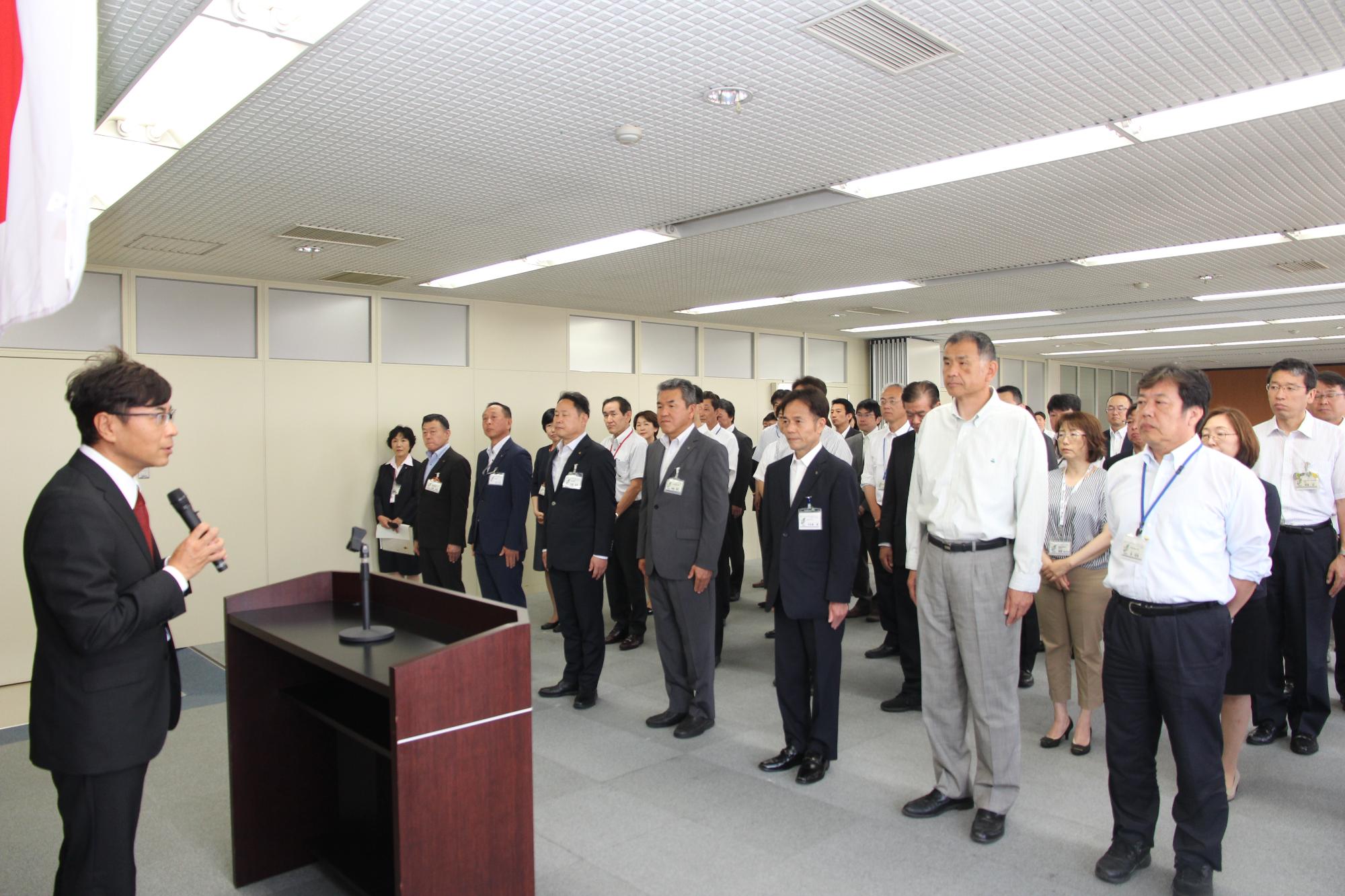 職員へ訓示する近藤市長