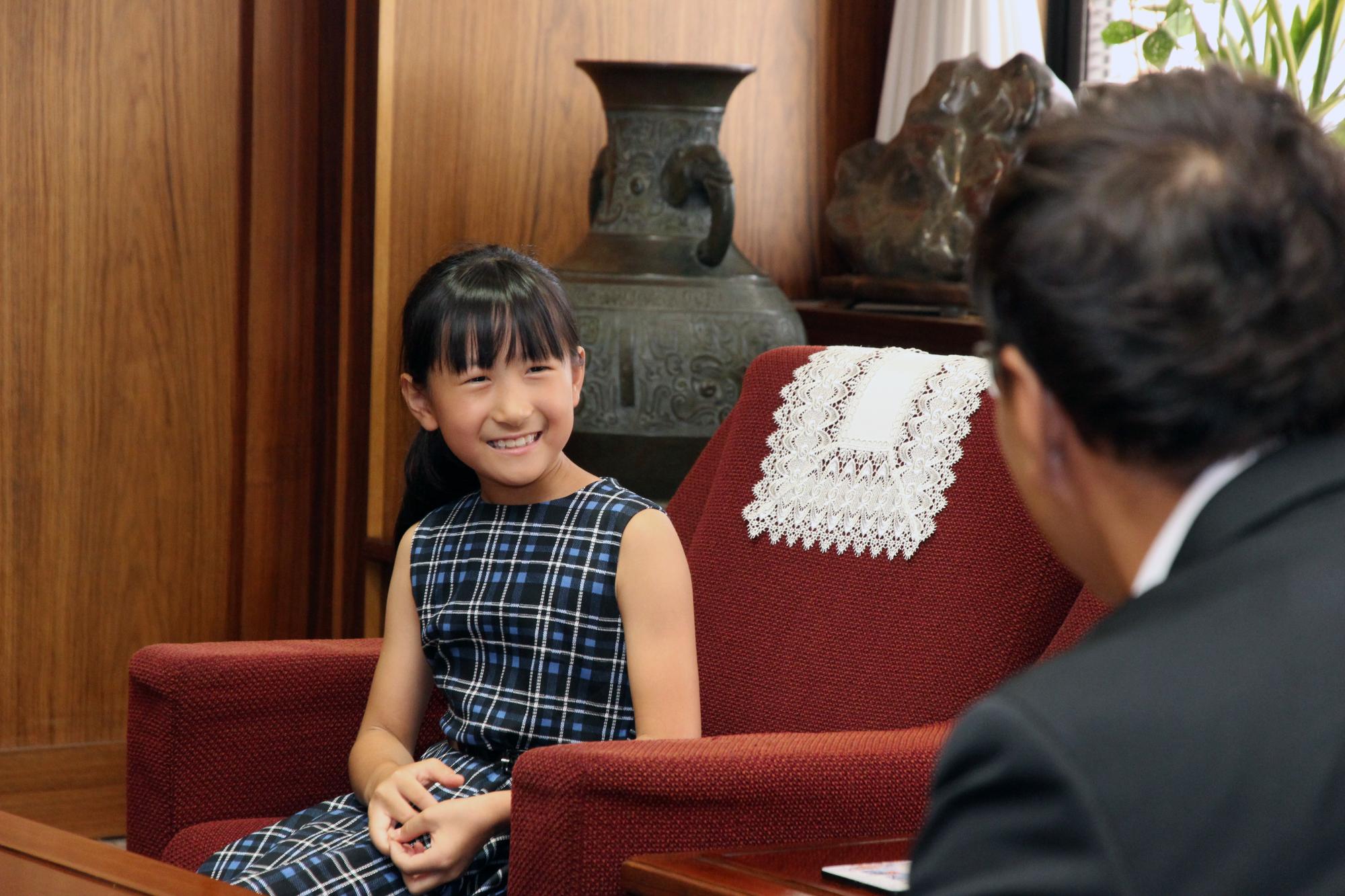 市長と話す藤田愛菜さん