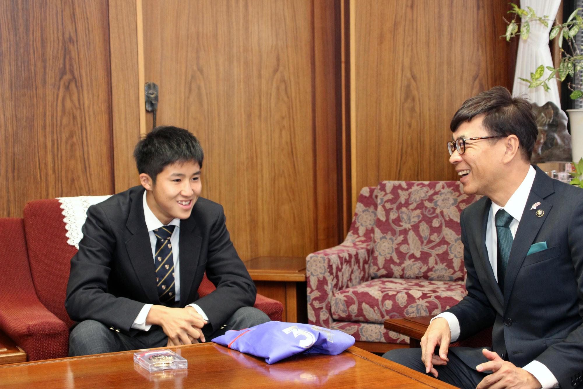 近藤市長と談笑する大竹さん