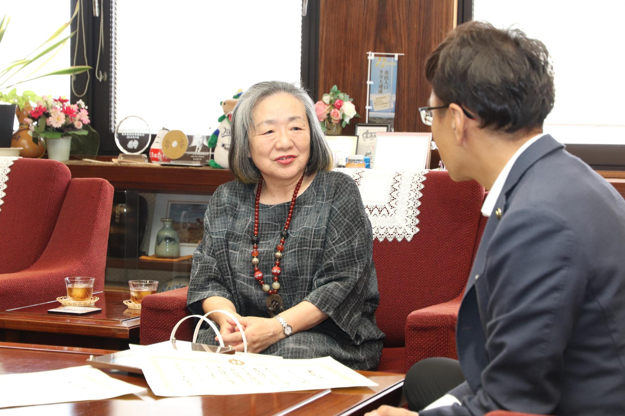 VIVIクラブ代表の桑原静さんとお話しする近藤市長