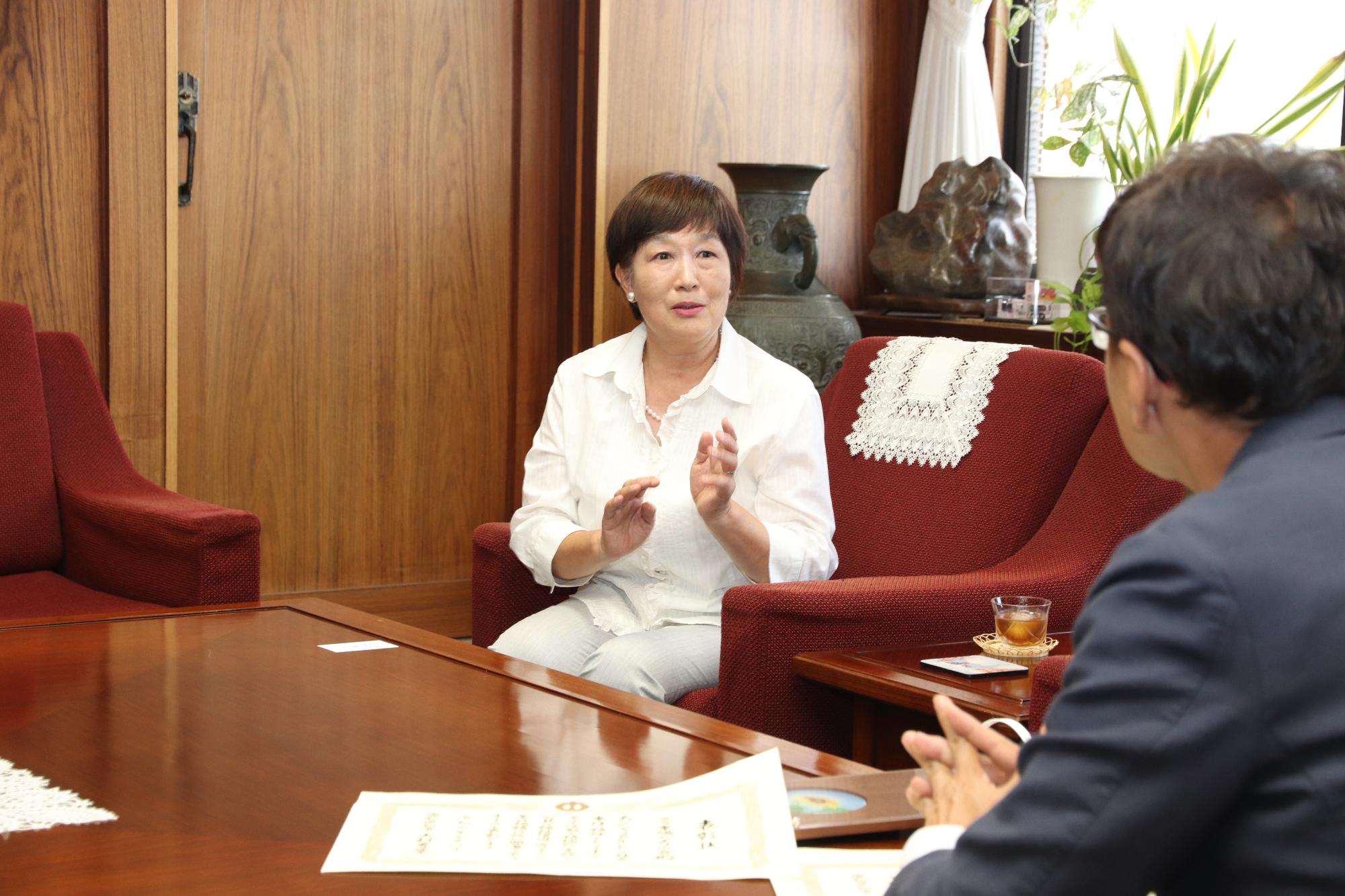 三ヶ峯陽だまりの会の代表鴫原さんとお話しする近藤市長