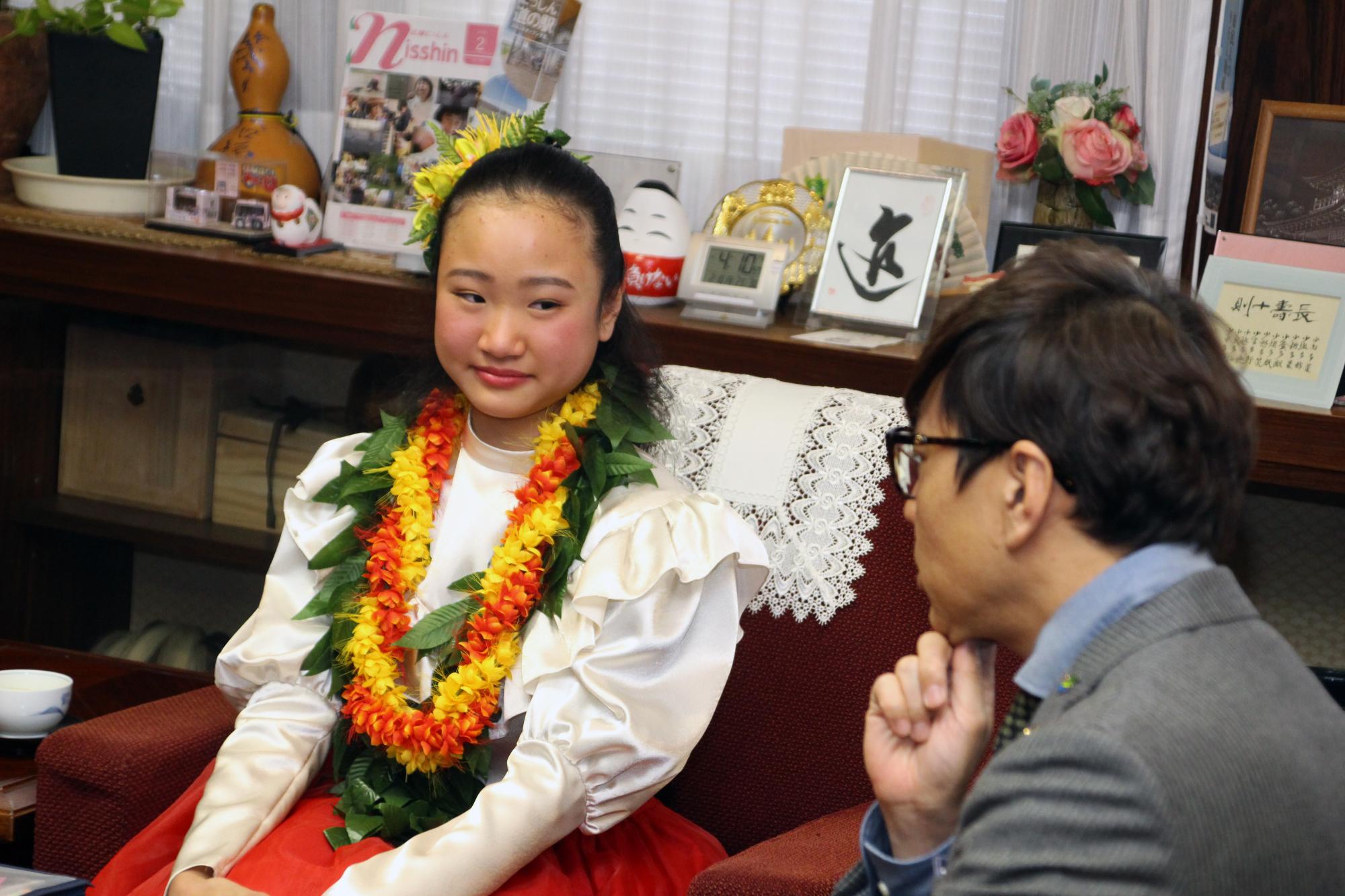 市長と話す小池詩乃さん