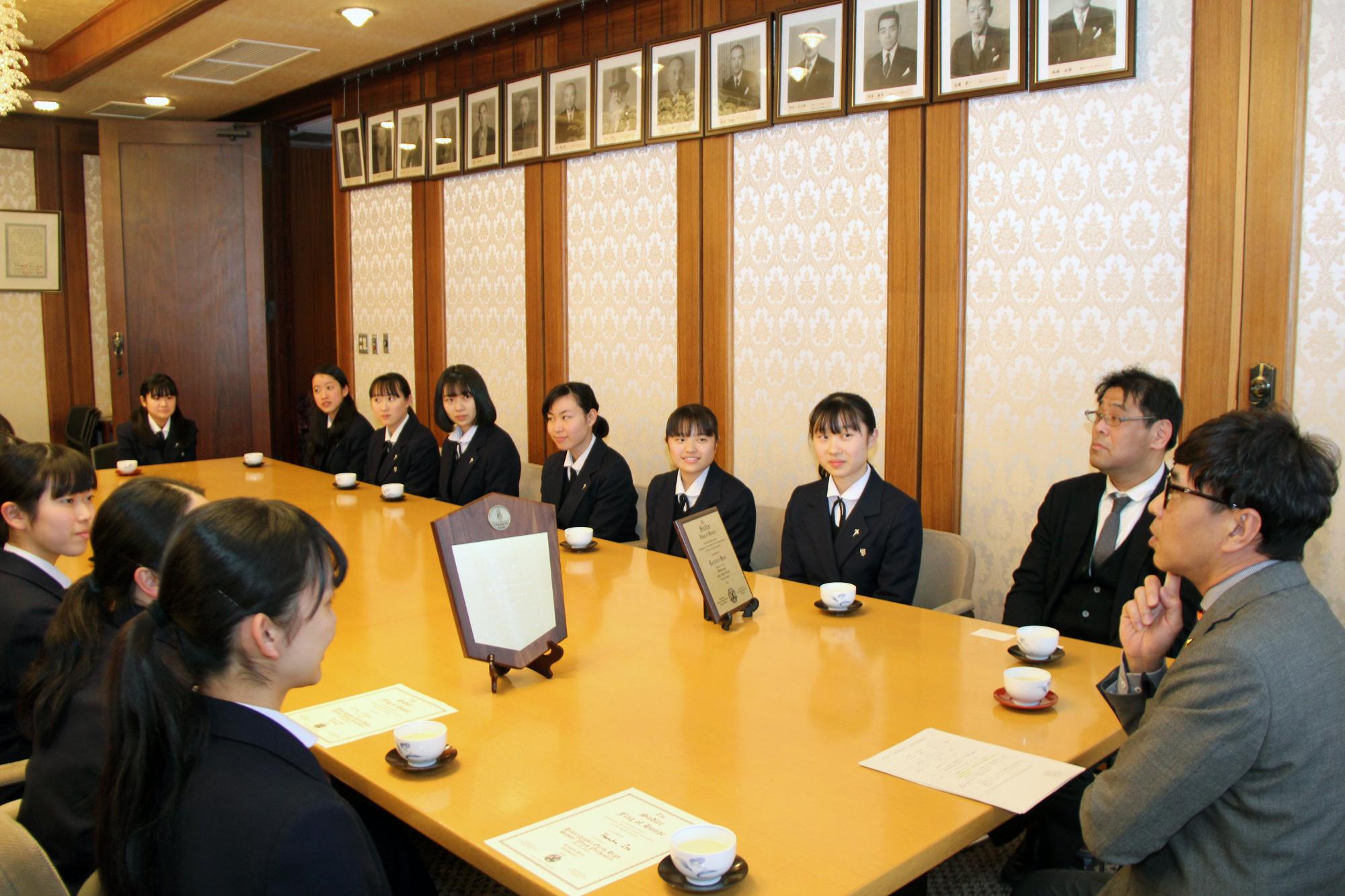 表敬訪問した光ヶ丘女子高等学校の皆さん