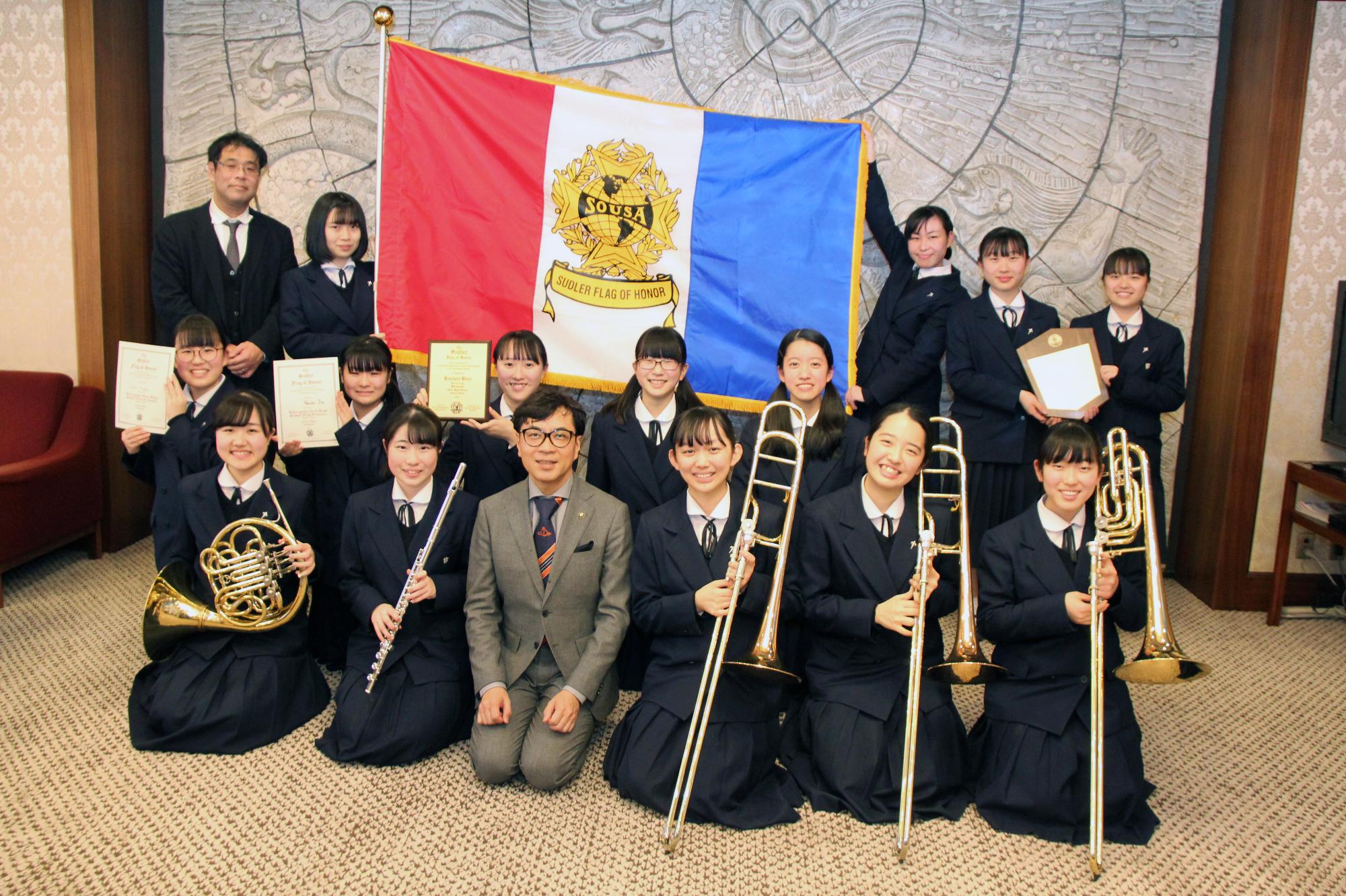 近藤市長と記念撮影をする光ヶ丘女子高等学校の皆さん
