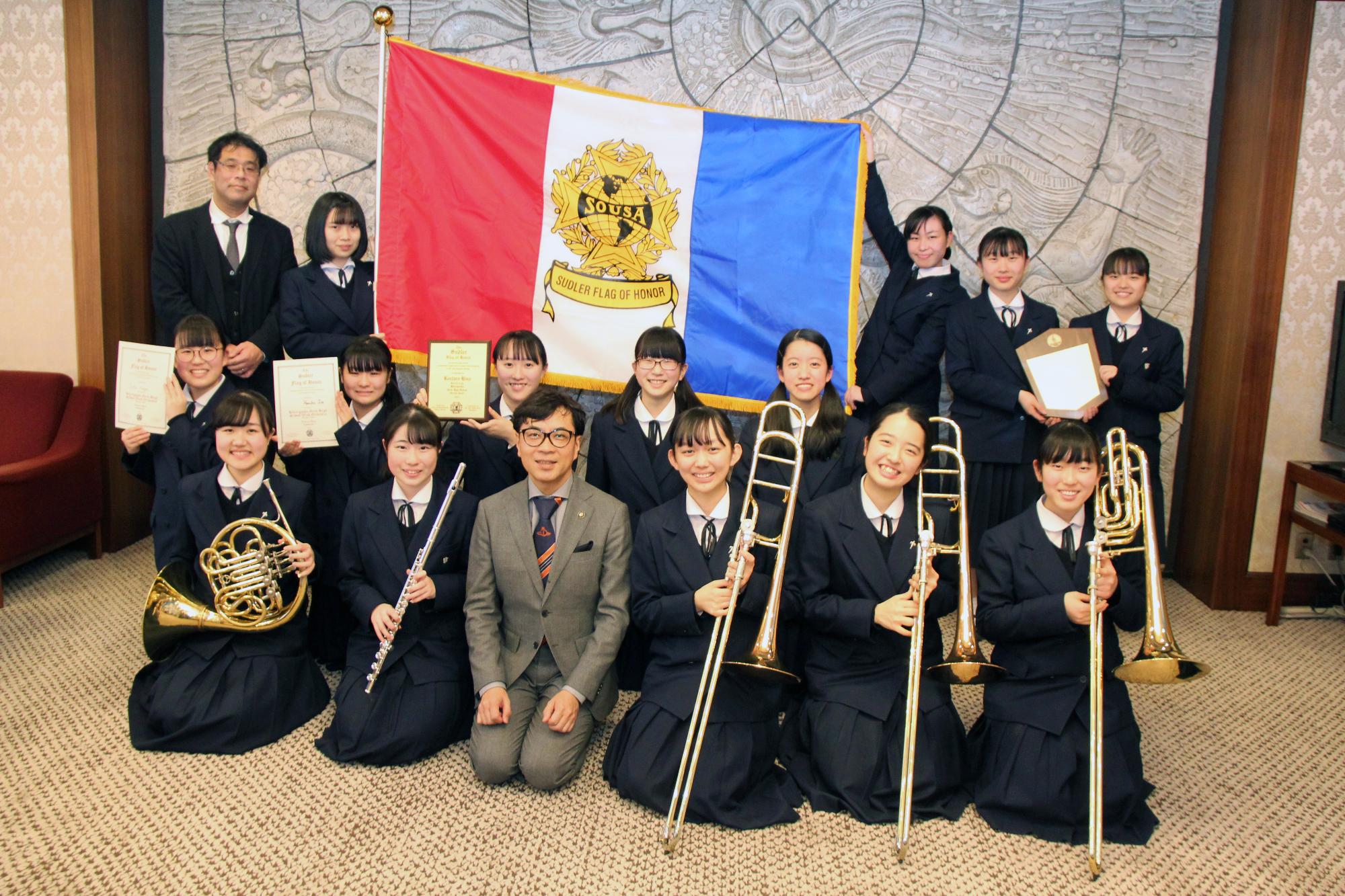 近藤市長と記念撮影をする光ヶ丘女子高等学校の皆さん