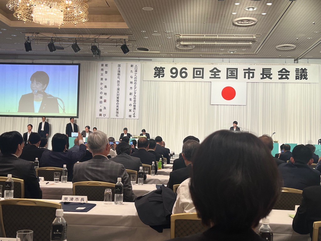 20260610_全国市長会議で挨拶する高市内閣総理大臣