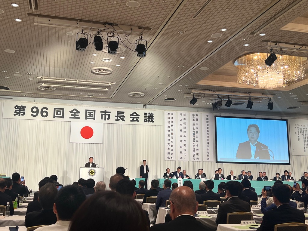 20260610_全国市長会議での林総務大臣の挨拶の様子