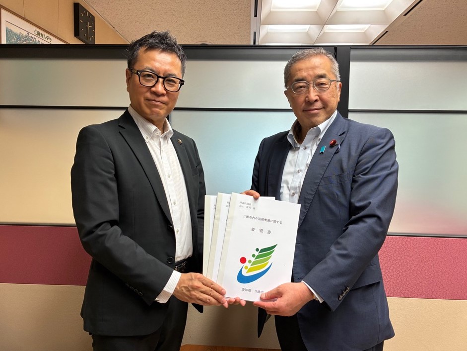 20260715_鈴木淳司衆議院議員へ要望書を手交する近藤市長