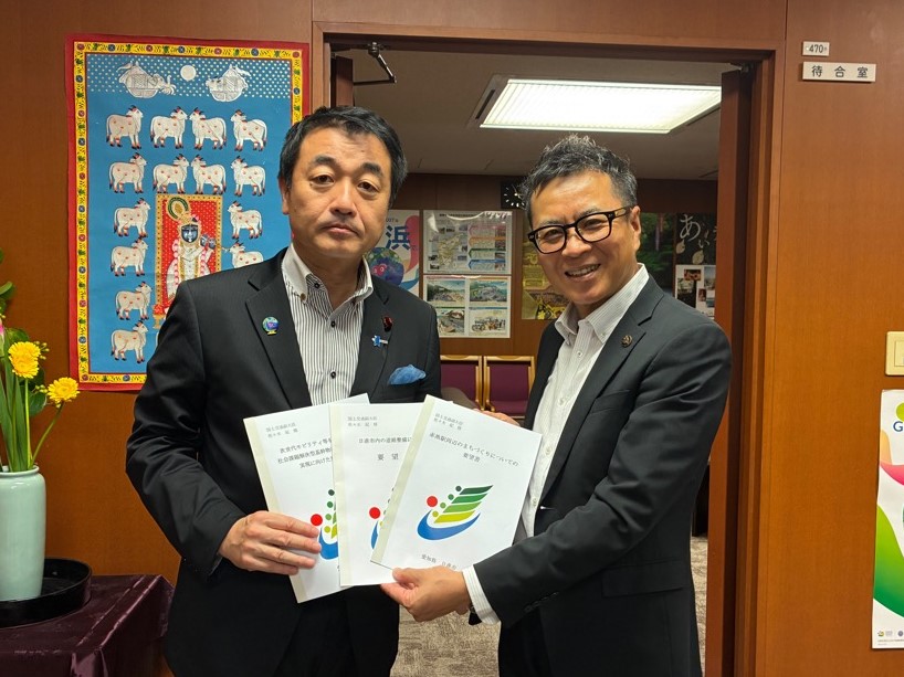 20260715_佐々木紀国土交通副大臣へ要望書を手交する近藤市長