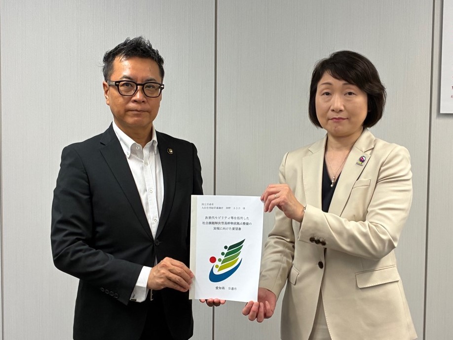 20260715_国土交通省大臣官房 岡野まさ子総括審議官へ要望書を手交する近藤市長