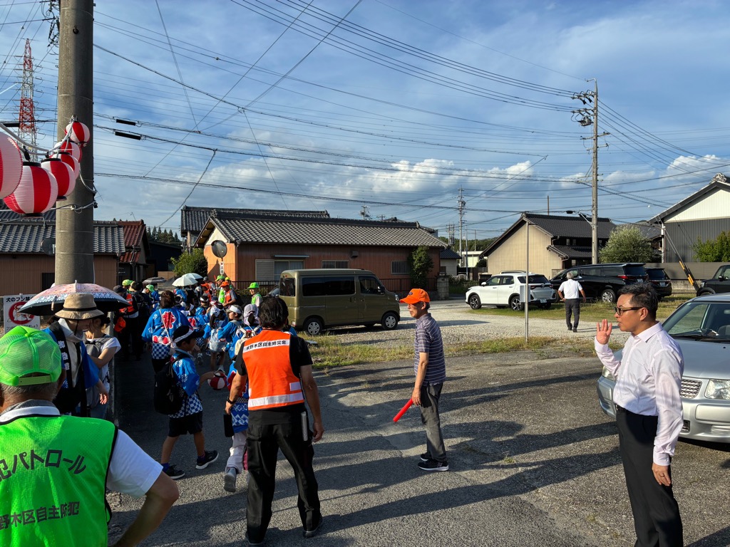 20260726_子ども提灯行列を見送る近藤市長